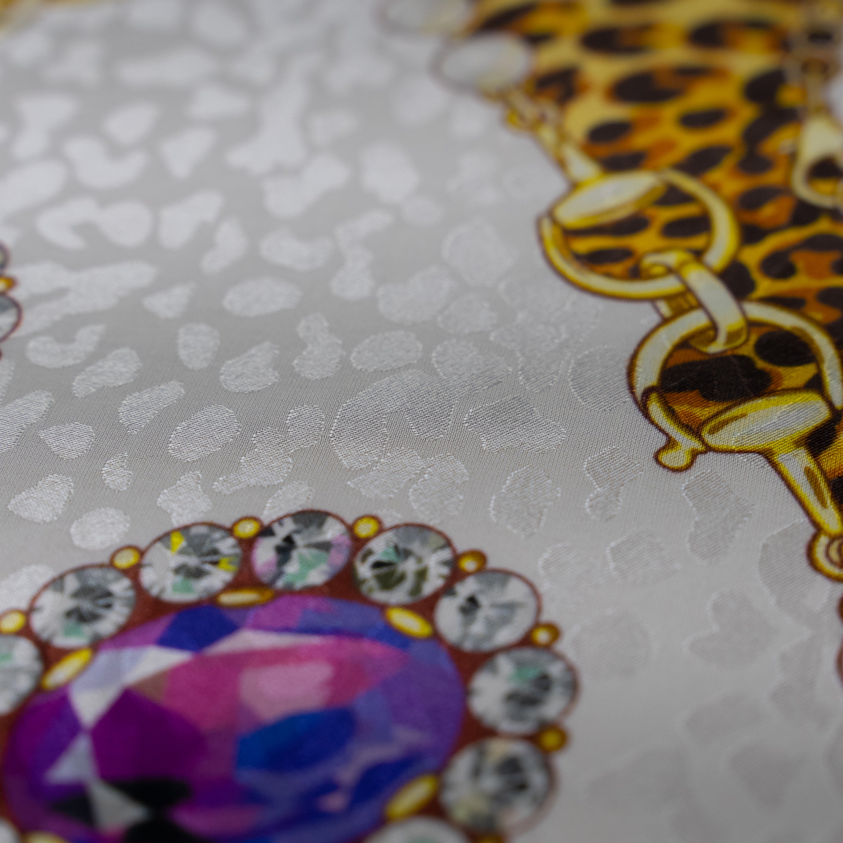 Silk Jacquard - Jewels - Bracelets on Leopard Print & White