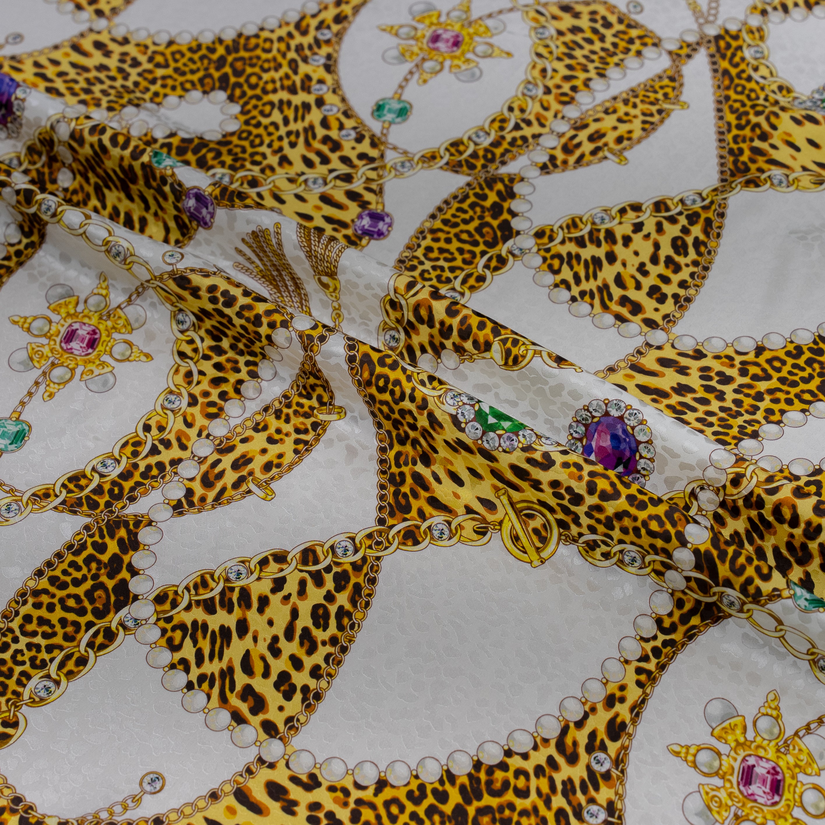 Silk Jacquard - Jewels - Bracelets on Leopard Print & White
