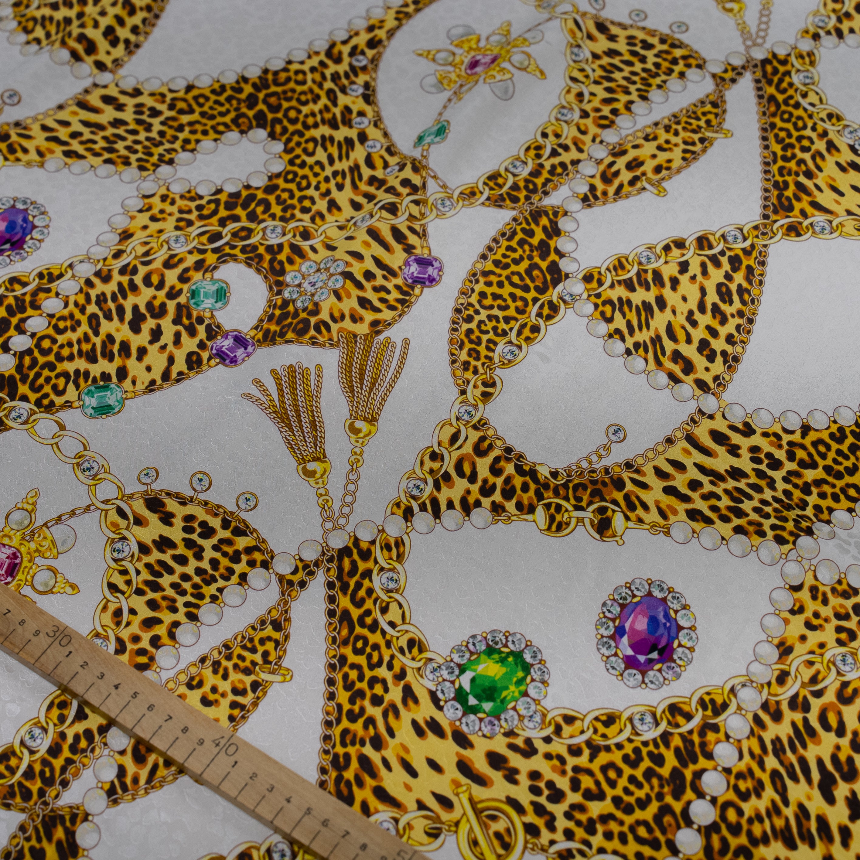 Silk Jacquard - Jewels - Bracelets on Leopard Print & White
